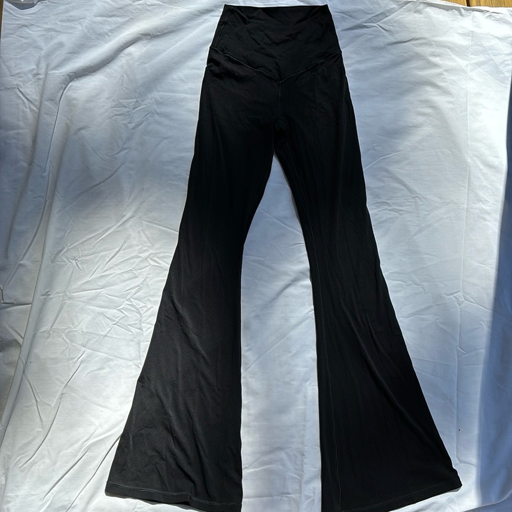 American eagle flare leggings. V shapes waist.